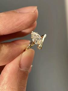 Bague de fiançailles en or jaune 10K-18K de qualité supérieure avec diamant de laboratoire de 1 carat en forme de poire pour femmes, fournisseur de bijoux en gros - Product Image 3