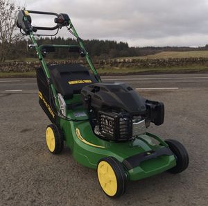 Tondeuse de John Deere disponible maintenant avec la qualité fiable et la représentation établie pour le moteur puissant d'utilisation à long terme. - Product Image 4