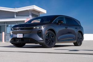 รถ L-ucid Gravity Grand Touring ปี 2026 สภาพดี ใช้งานน้อย วิ่ง 316 ไมล์ 828 แรงม้า มอเตอร์คู่ ระบบขับเคลื่อนสี่ล้อ  สีเทาควอนตัมเมทัลลิก ภายในแบบ Tahoe - Product Image 1