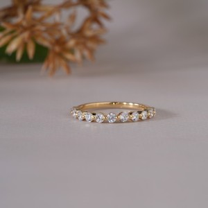 Elegante Anillo de Eternidad con Diamantes en Oro para Mujer, Anillo Minimalista para Boda, Aniversario o Promesa, Joyería Fina para Uso Diario - Product Image 1