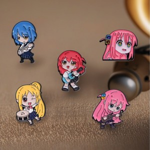 Broche chic inspirée <span class=keywords><strong>de</strong></span> l'anime <span class=keywords><strong>Manga</strong></span> Bocchi, en forme <span class=keywords><strong>de</strong></span> guitare rock, mignonne, pour filles, badge <span class=keywords><strong>de</strong></span> revers, épingles en émail sur le thème musical, souvenirs, technique <span class=keywords><strong>de</strong></span> moulage - Product Image 1