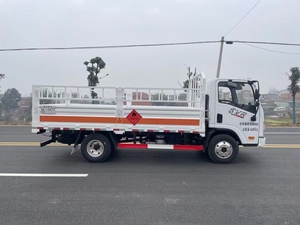 4*2 New Van Cargo Truck 2 Ton Food Box Truck Cerrado Camión de transporte de mercancías peligrosas a la venta - Product Image 3