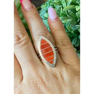 Bague Navajo faite à la main avec incrustation de corail et d'argent sterling, taille 9 - Product Image 2