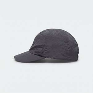 Casquette de baseball non structurée en nylon froissé à 5 panneaux, avec logo brodé, ajustée, unisexe, pour adulte, décontractée, en tissu satiné gris foncé - Product Image 2