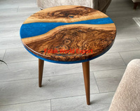 Table en résine artisanale avec pieds en métal durable et plateau en bois naturel, table à manger unique en résine époxy, décoration pour la maison