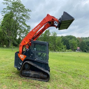 Chargeuse compacte sur chenilles Kubota SVL97-2 avec godet frontal pour travaux de terrassement et aménagement paysager - Product Image 1