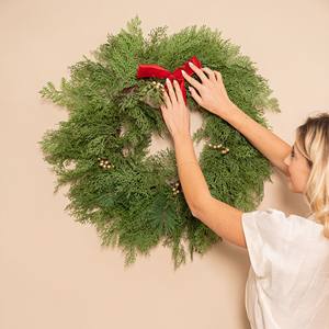 Couronne de Noël élégante en bois naturel vert de 40 cm de diamètre, en rotin synthétique, style traditionnel, à suspendre au mur, pour l'intérieur - Product Image 4
