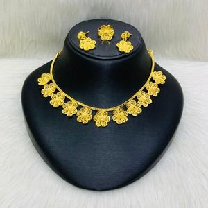 Conjunto de collar chapado en oro de diseñador, diseño en línea, joyería de moda, todo tipo de diseño de un gramo - Product Image 1