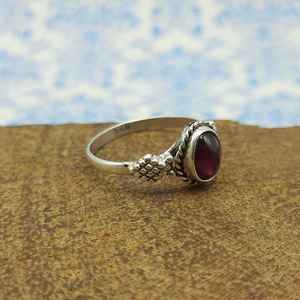 Anillo de piedras preciosas mínimas de trabajo grabado ovalado pequeño granate de Plata de Ley 925 anillo delicado banda de declaración a precio de fábrica - Product Image 3