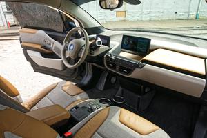 2014 para I3 EV Automático, Litio, Cuero, R19, Tracción Total, Techo Panorámico, Volante a la Izquierda, Interior Claro ~21,000 Millas - Product Image 2