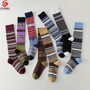 Chaussettes longues pour femmes très vendues, design élégant, coton doux, impression numérique, séchage rapide, couleurs et logo personnalisés, usage quotidien en automne - Product Image 4
