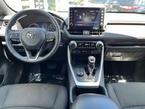 Toyota RAV4 hybride SE 2022 avec sièges en cuir, toit ouvrant panoramique, transmission automatique, phares à LED - Product Image 3