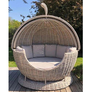 Encantadora y resistente cama de día tejida de ratán natural forma de Casa de hadas para sala de estar o jardín - Product Image 2