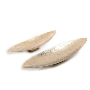 Vajilla hecha a mano Bandeja para servir dátiles y aperitivos Artículos de catering de metal con acabado dorado para uso en la cocina - Product Image 1