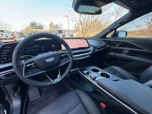 Seminuevo 2024 Cad-ill-ac LYRIQ Luxury W1SC Dirección izquierda Interior oscuro Asientos de cuero R19 Tamaño del neumático - Product Image 4