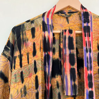 Kimono Panjang V-neck Halus dengan Motif Tie Dye Sutra Hitam Kuning yang Indah Ukuran Bebas untuk Dipakai di Festival Musim Semi Musim Panas Musim Gugur.