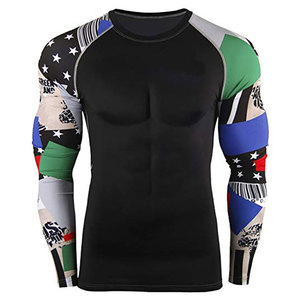 Vente en gros Rashguard à manches courtes pour hommes en polyester vierge personnalisé imprimé par sublimation respirant et maximisant l'usure - Product Image 1