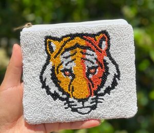 Porte-monnaie de couleur blanche avec tigre sculpté élégant porte-monnaie artisanal avec embellissements de perles de rocaille idéal pour un usage quotidien - Product Image 1