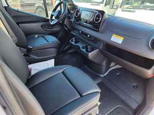 Furgoneta SPRINTER CARGO 170 WB AWD 2024 de Techo Alto, con Poco Kilometraje, Cabina Espaciosa, Características de Seguridad Avanzadas, Volante a la Derecha, Techo Panorámico R17, MÁS VENDIDA - Product Image 3