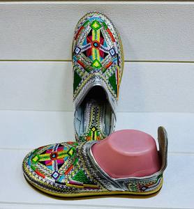 Sandalias de cuero genuino bordadas a mano, punta redonda roja, estilo étnico, con suela de goma con patrón geométrico. - Product Image 3