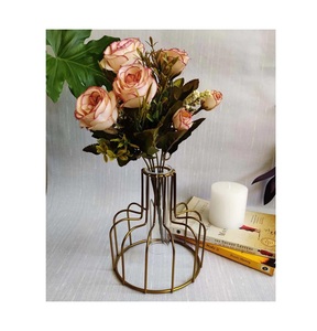 แจกันดอกไม้โลหะพร้อมดีไซน์ที่เป็นเอกลักษณ์สำหรับตกแต่งโรงแรมจากผู้ส่งออกอินเดีย - Product Image 4