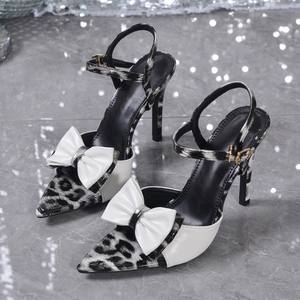 Nouvelles sandales et talons hauts tendance 2026 pour femmes, en cuir, à bout pointu et nœud, par des designers renommés - Product Image 2