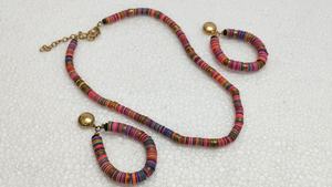 Conjunto de Collar y Aretes de Cuentas de Hueso Multicolores Hechos a Mano - Joyería Étnica Conifer Handmades - Product Image 5