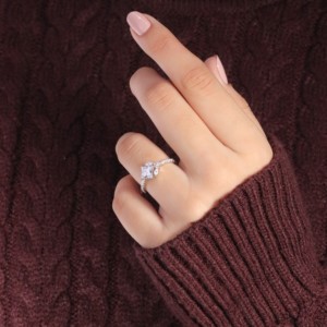 Anillo de compromiso de corte redondo de tres piedras chapado en oro de 14 quilates personalizado de oro sólido cultivado en laboratorio con certificación CVD para boda de mujer - Product Image 6