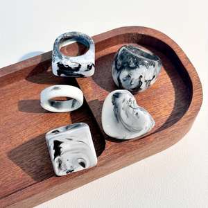 Anillos de dedo de resina blanca y negra de moda, joyería acrílica de mármol grueso de gran tamaño, anillos de resina hechos a mano para mujeres y niñas - Product Image 5