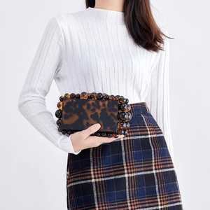 Sac à main élégant en résine blanche et pochettes Accessoires de luxe artisanaux intemporels avec un design moderne et chic pour les mariages - Product Image 2