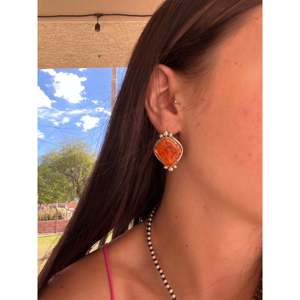 Pendientes de botón hechos por Navajoos en oro de 14K y 18K con coral rojo, plata de ley y diamantes, con engaste de bisel en forma de corazón geométrico - Product Image 1