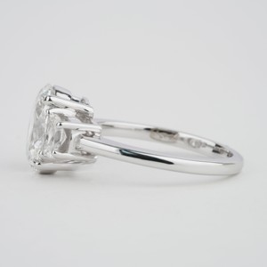 Anillo de diamantes de laboratorio de tres piedras de corte ovalado personalizado Anillo de novia de boda de oro blanco ovalado de trilogía de 3 quilates ovalado con diamante de media luna - Product Image 3