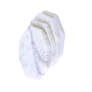 Dessous de verre en marbre blanc fabriqués à la main à bord naturel Ensemble de décoration de table élégant fabriqué en Inde disponible au prix de gros - Product Image 2