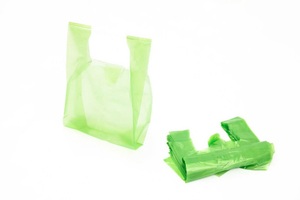 ถุงช้อปปิ้งพลาสติก LDPE/HDPE แบบมีก้นข้าง รีไซเคิลได้ - ถุงซุปเปอร์มาร์เก็ตสีเขียวแบบทรงบอลลูน - คุณภาพดี พร้อมส่งออก ผลิตในเวียดนาม - Product Image 3