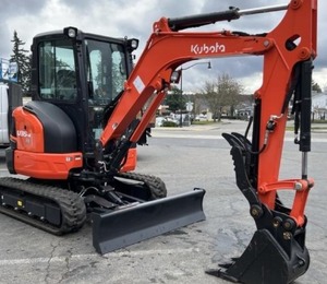 Mini-pelle U35-4 Kubota pouce hydraulique 24 godets lame d'angle 2 vitesses 8800 Lbs 25Hp machine est SERRÉ ET PRÊT À TRAVAILLER - Product Image 1