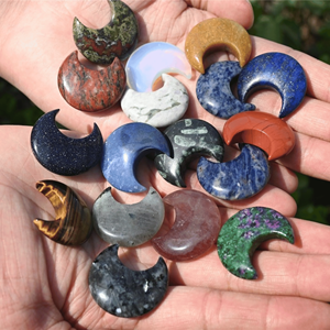 อัญมณีรักษาธรรมชาติรูปพระจันทร์คริสตัลขนาดเล็กสำหรับการปรับสมดุลพลังงานการทำสมาธิเรกิของตกแต่งบ้านและของขวัญทางจิตวิญญาณ - Product Image 2