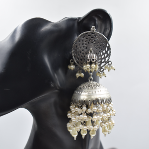 Boucles d'oreilles pour femmes de haute qualité perles blanches perles argent se ressemblent kundan jhumka boucle d'oreille en laiton bijoux en gros faits à la main - Product Image 1