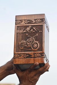 Urne funéraire de moto Boîte commémorative en bois fabriquée à la main avec des urnes de crémation de scène de montagne pour les amateurs de vélo - Product Image 5
