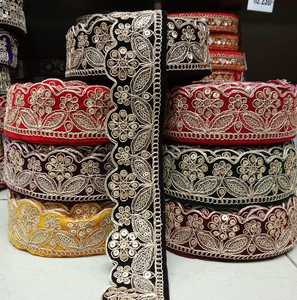 Cordones de borde festoneado floral bordados hechos a medida con patrón floral con trabajo de lentejuelas ideal para reventa en tiendas de recorte - Product Image 5