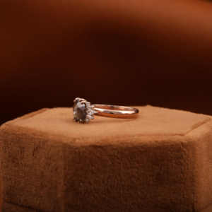 Anillo de compromiso clásico con diamantes de corte almohada de 1.20 TCW, diamantes de corte sal y pimienta, y diamantes en racimo de corte pera y baguette, certificado IGI - Product Image 2