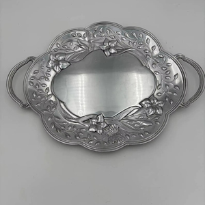 Bandeja de Servir Floral Grabada con Acabado Plateado Premium, Ideal para Servir en Eventos Festivos y Decoración de Mesa, Uso Doméstico, de la India - Product Image 1