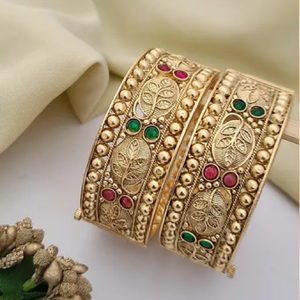 Brazalete ancho de latón con una variedad de piedras transparentes de forma única, un accesorio atrevido y moderno, a precios de mayorista. - Product Image 5