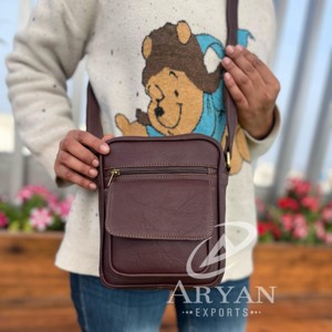 Venta caliente 2025 personalizado elegante de cuero de grano completo Sling Bags hecho a mano genuino Crunch cuero Crossbody bolsos para Unisex - Product Image 1