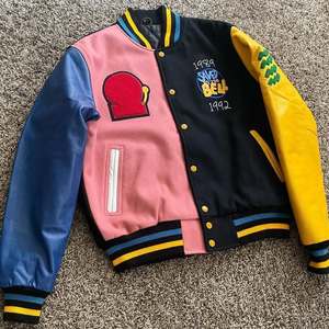 Veste universitaire d'hiver unisexe avec broderie en chenille, veste de baseball, logo personnalisé sur le devant, imperméable et respirante pour les matchs - Product Image 1