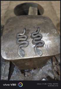 จี้เหล็กงูสีดำปลอมแปลงด้วยมือออกแบบเองเหมาะสำหรับนักออกแบบเครื่องประดับที่มีธีมยุคกลาง - Product Image 3