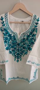 เสื้อแขนสั้นผ้าฝ้ายสีขาวสำหรับผู้หญิงมีสไตล์พร้อมเทคนิคการปักแบบ Rama ที่สง่างาม - Product Image 4