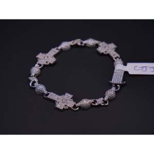 Bracelet élégant en or blanc avec croix sacrée pavée de diamants, serti de pierres rondes et baguettes, fermoir boîte, bijou de déclaration - Product Image 3
