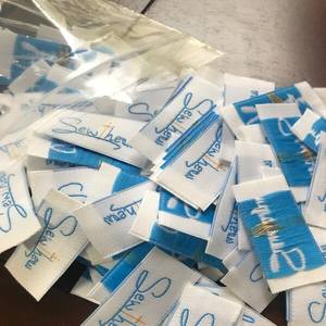 ป้ายผ้าโพลีเอสเตอร์แบบทอที่มีความหนาแน่นสูงสำหรับเสื้อผ้าเสื้อยืดกางเกงยีนส์ป้ายผ้าคอคอคุณภาพติดโลโก้ออกแบบได้ตามต้องการ - Product Image 1