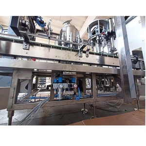 Machine de remplissage et de capsulage automatique compacte d'excellente qualité pour les bouteilles en verre et en plastique disponibles pour le prix d'exportation - Product Image 1