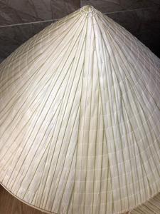 Chapeau conique vietnamien traditionnel Non La, chapeau en feuilles de palmier naturelles fait à la main pour la décoration de la maison, souvenir, vente en gros au Vietnam - Product Image 2